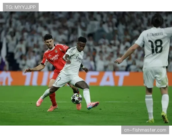 特写：马德里一家足球学校内，小球员们正在模拟练习“4秒反抢”原则