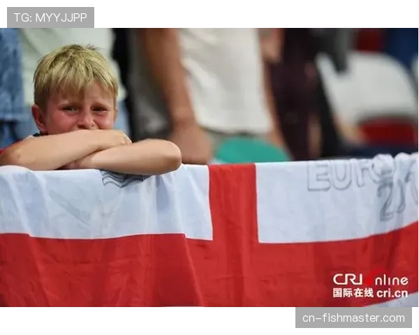 场边花絮:小球迷冲入场内与维尼修斯击掌,后被安保带离 场边花絮:小球迷冲入场内与维尼修斯击掌,后被安保带离